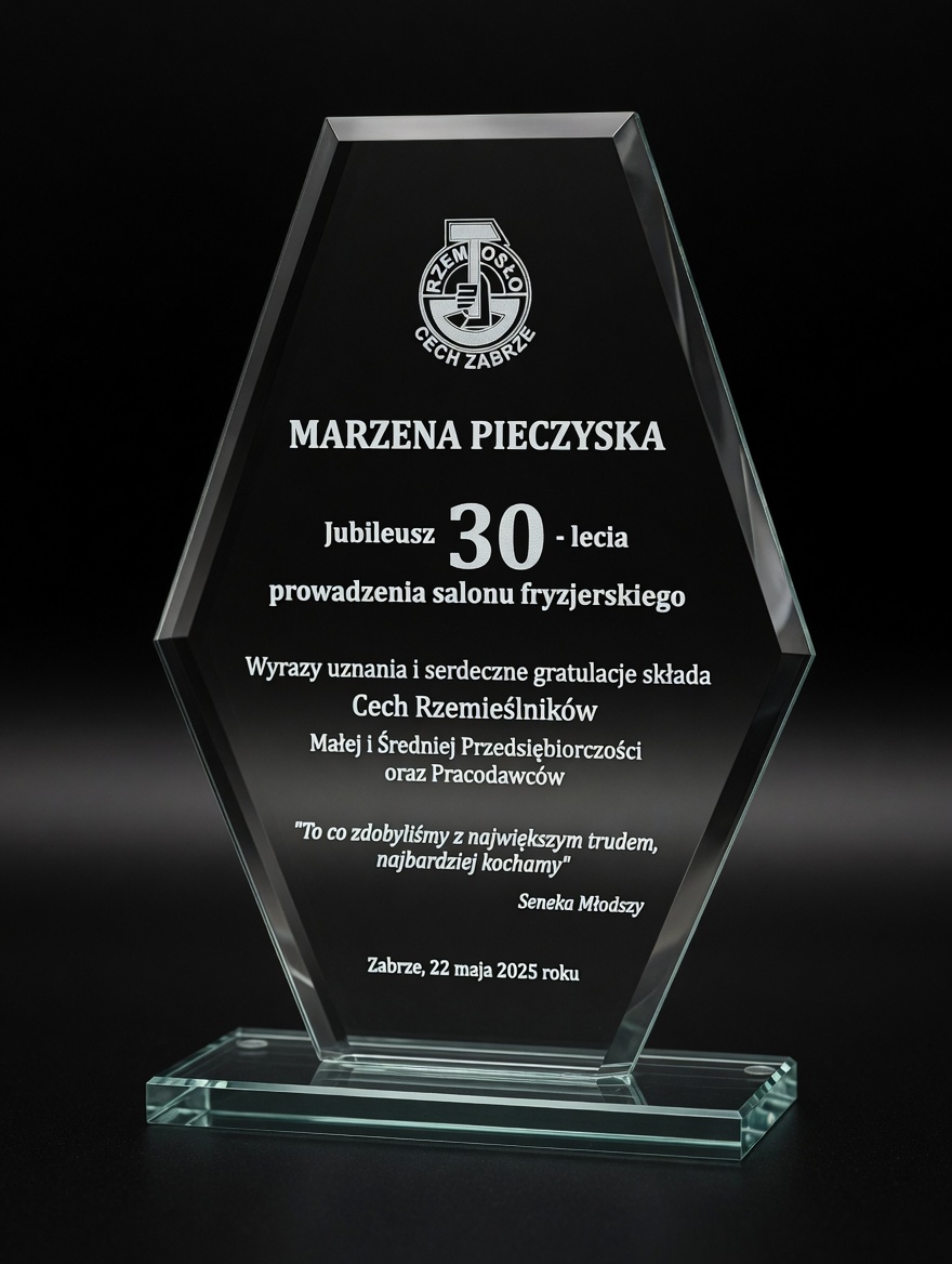 Wnętrze salonu fryzjerskiego z przyjazną atmosferą